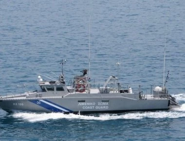 Σκάφος του ΛΣ μετέφερε στη Σάμο 51 παράνομους μετανάστες